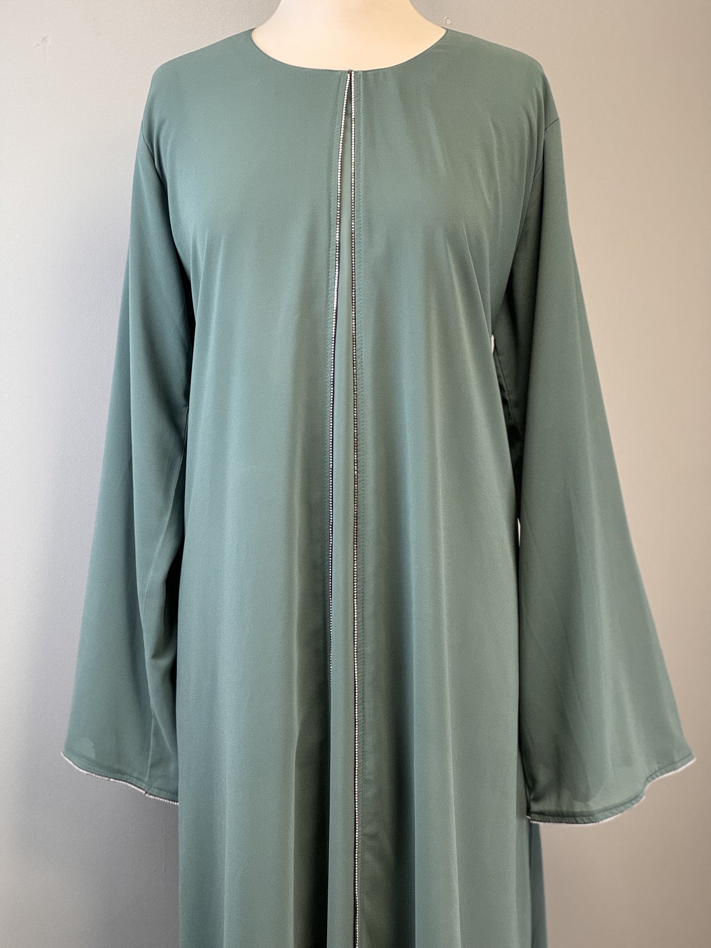 Elegant Green Abaya with Subtle Embellishment