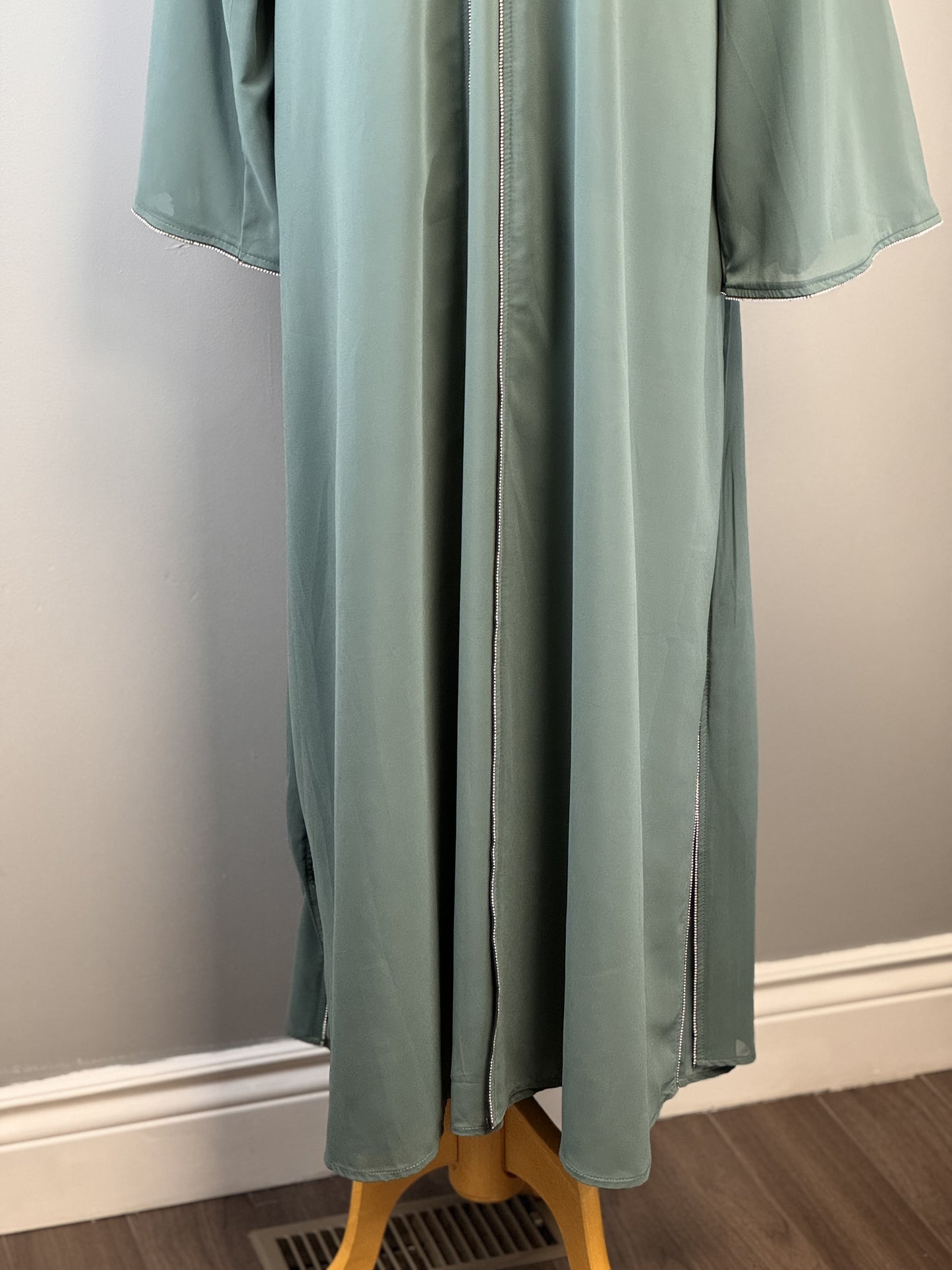 Elegant Green Abaya with Subtle Embellishment