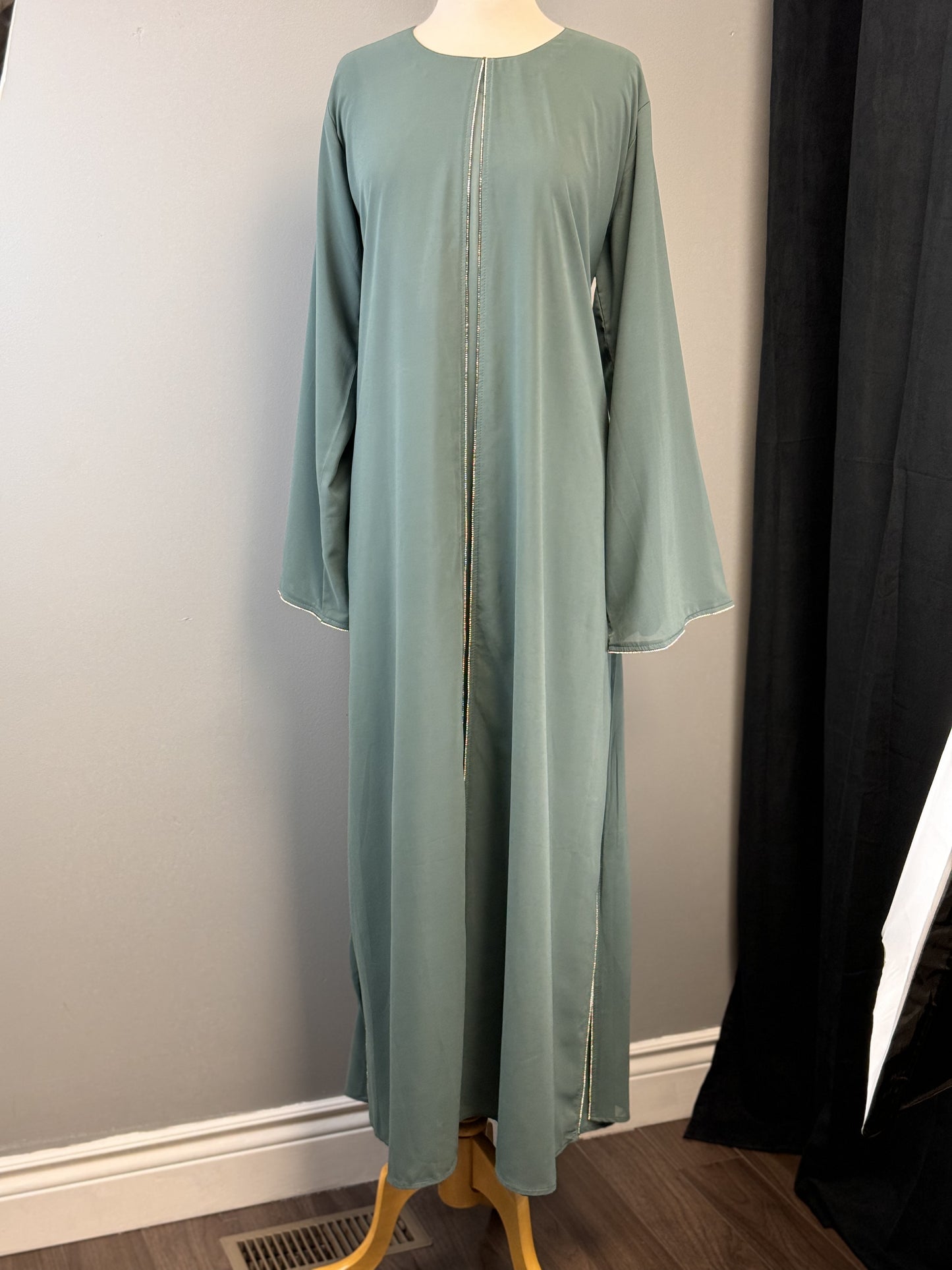 Elegant Green Abaya with Subtle Embellishment