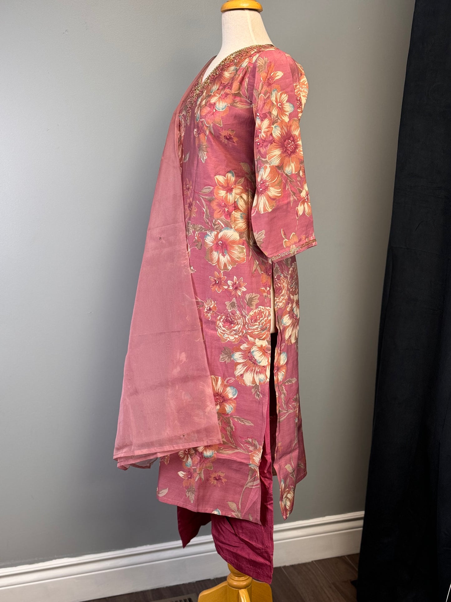 Enchanting Pink Floral Tissue Suit with Scalloped Organza Dupatta!