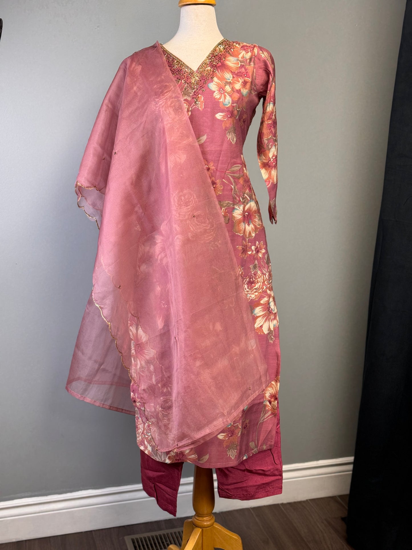 Enchanting Pink Floral Tissue Suit with Scalloped Organza Dupatta!