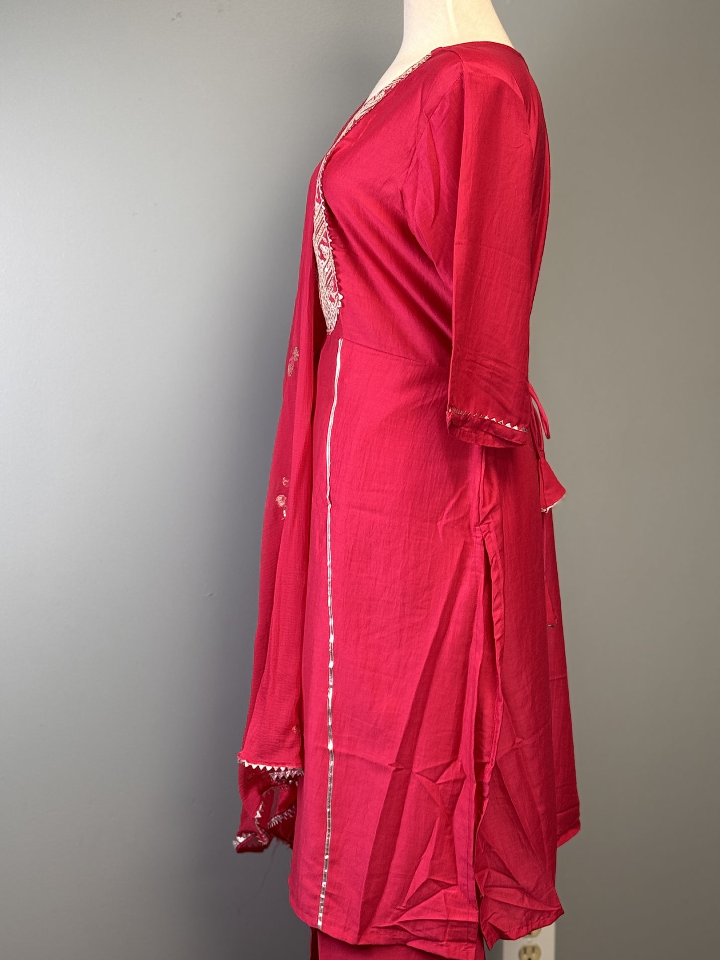 Blissful Pink Salwar Suit with Embroidery and Golden Thread Detailing!