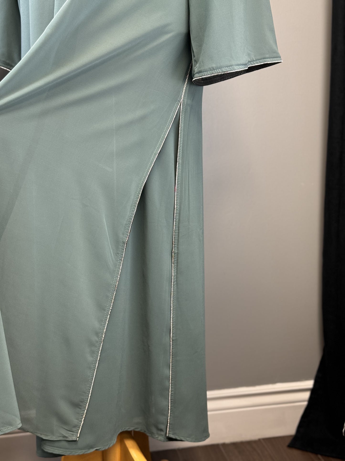 Elegant Green Abaya with Subtle Embellishment